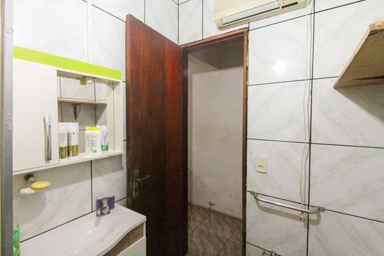 Banheiro de casa à venda com 3 quartos, 360m² em Nossa Senhora das Gracas, Canoas
