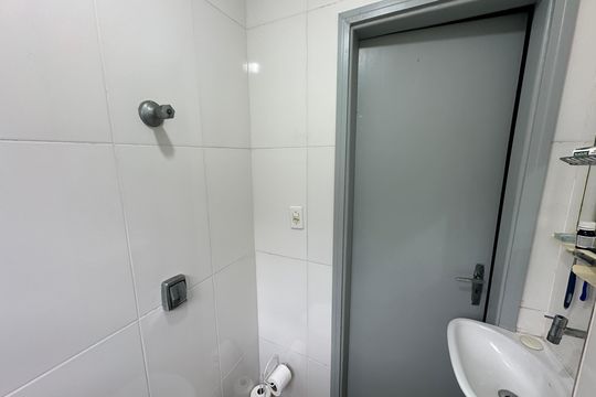 Banheiro de apartamento para alugar com 1 quarto, 41m² em Itararé, São Vicente