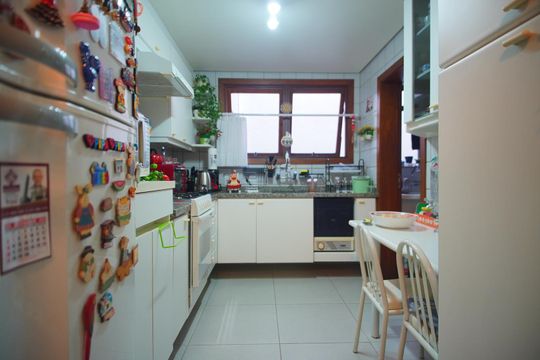 Cozinha de apartamento à venda com 2 quartos, 110m² em Higienópolis, Porto Alegre
