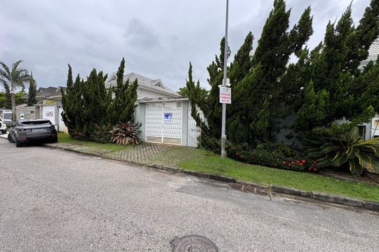 Fachada de casa de condomínio à venda com 5 quartos, 250m² em Recreio dos Bandeirantes, Rio de Janeiro