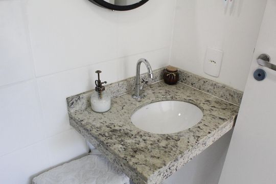 Banheiro Social de apartamento para alugar com 2 quartos, 52m² em Curicica, Rio de Janeiro