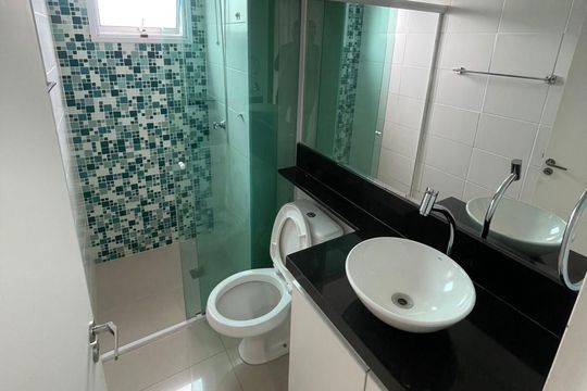Banheiro de apartamento à venda com 2 quartos, 50m² em Dos Ortizes, Valinhos