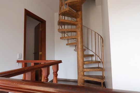 Escada sótão de casa à venda com 6 quartos, 549m² em Chácara Meyer, São Paulo