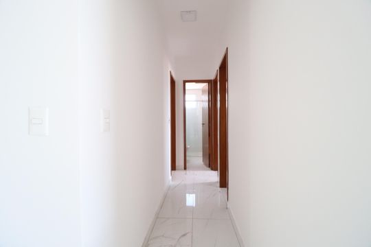 Corredor de apartamento para alugar com 3 quartos, 99m² em Santa Mônica, Uberlândia