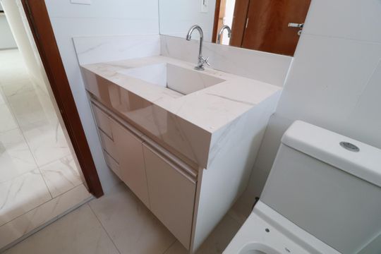 Banheiro Social de apartamento para alugar com 3 quartos, 99m² em Santa Mônica, Uberlândia