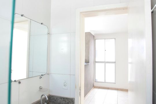 Banheiro Social de apartamento para alugar com 2 quartos, 43m² em Camargos, Belo Horizonte