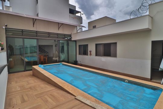 Piscina de casa para alugar com 4 quartos, 350m² em Saraiva, Uberlândia