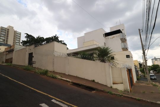 Fachada de casa para alugar com 4 quartos, 350m² em Saraiva, Uberlândia