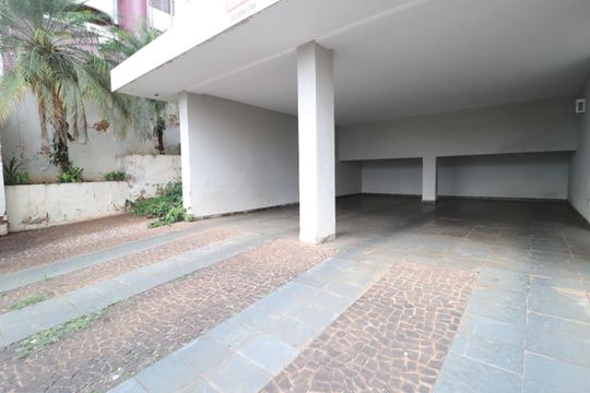 Garagem de casa para alugar com 4 quartos, 350m² em Saraiva, Uberlândia