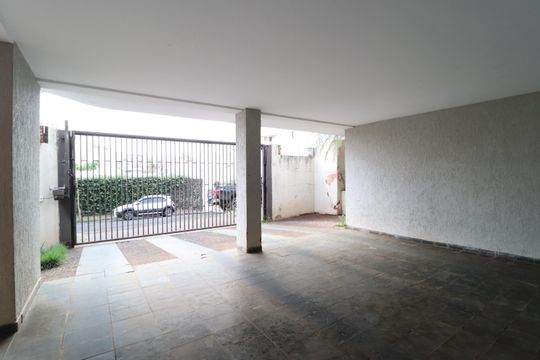 Garagem de casa para alugar com 4 quartos, 350m² em Saraiva, Uberlândia