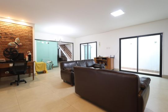 Casa para alugar com 4 quartos, 350m² em Saraiva, Uberlândia