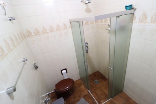 Banheiro do Quarto 3 de casa para alugar com 4 quartos, 350m² em Saraiva, Uberlândia
