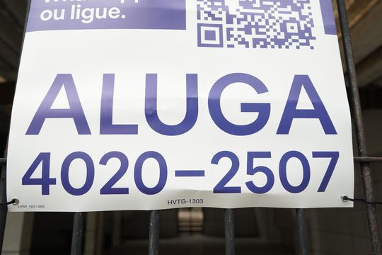 Placa HVTG-1303 de casa para alugar com 2 quartos, 220m² em Chácara Seis de Outubro, São Paulo
