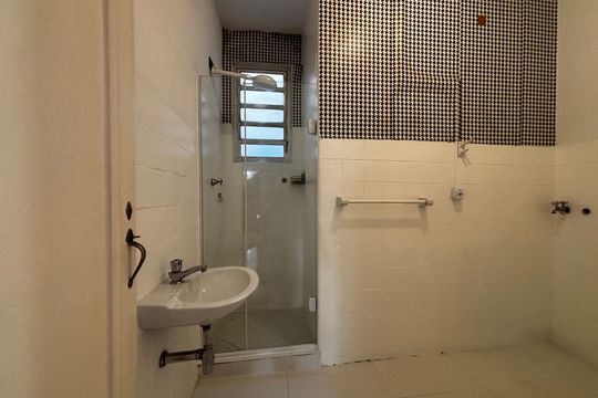 Banheiro social de apartamento à venda com 1 quarto, 57m² em Pinheiros, São Paulo