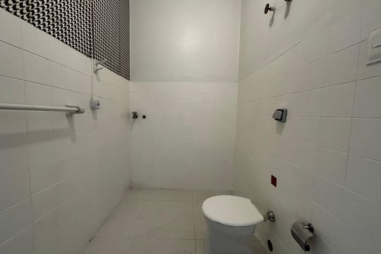 Banheiro social     de apartamento à venda com 1 quarto, 57m² em Pinheiros, São Paulo