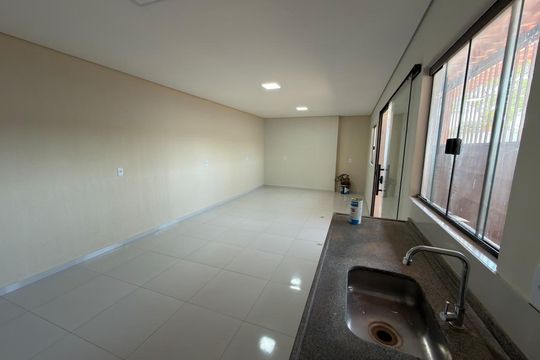 Casa à venda com 4 quartos, 300m² em Conjunto 9, Brasília