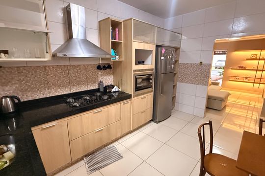 Cozinha de casa de condomínio à venda com 3 quartos, 80m² em Setor Garavelo, Goiânia