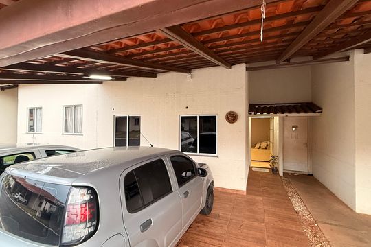 Garagem de casa de condomínio à venda com 3 quartos, 80m² em Setor Garavelo, Goiânia