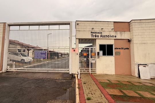 Fachada de casa de condomínio à venda com 3 quartos, 80m² em Setor Garavelo, Goiânia