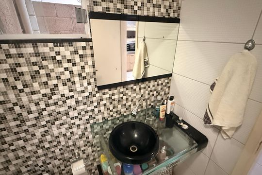 Banheiro da Suíte de casa de condomínio à venda com 3 quartos, 80m² em Setor Garavelo, Goiânia