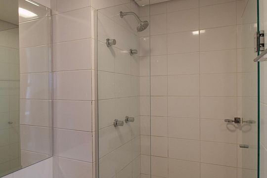 Banheiro de apartamento à venda com 1 quarto, 34m² em Centro, Curitiba