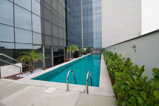 Área comum - Piscina de apartamento à venda com 1 quarto, 34m² em Centro, Curitiba