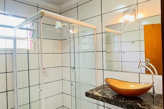 Banheiro de casa de condomínio para alugar com 3 quartos, 450m² em Parque Santo Afonso, Cotia