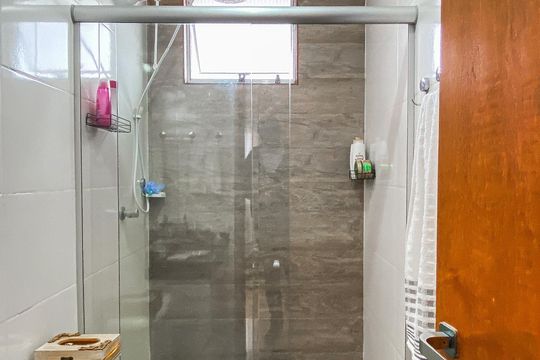 Banheiro de apartamento à venda com 2 quartos, 43m² em Vila Carrão, São Paulo