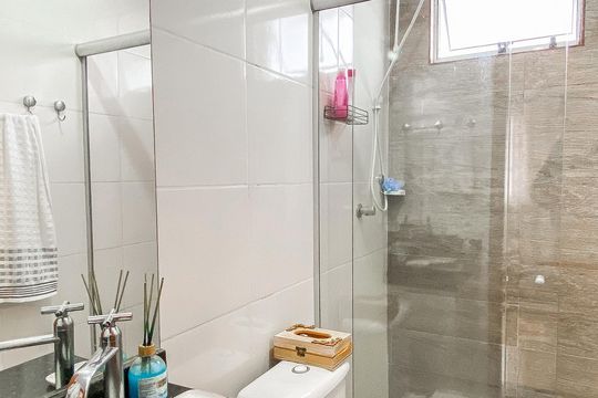 Banheiro de apartamento à venda com 2 quartos, 43m² em Vila Carrão, São Paulo