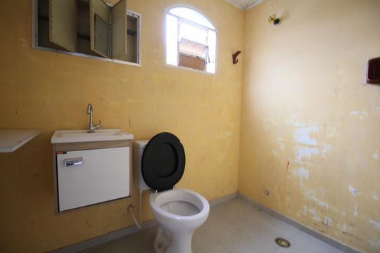 Banheiro de casa para alugar com 1 quarto, 50m² em Vila Sonia, São Paulo