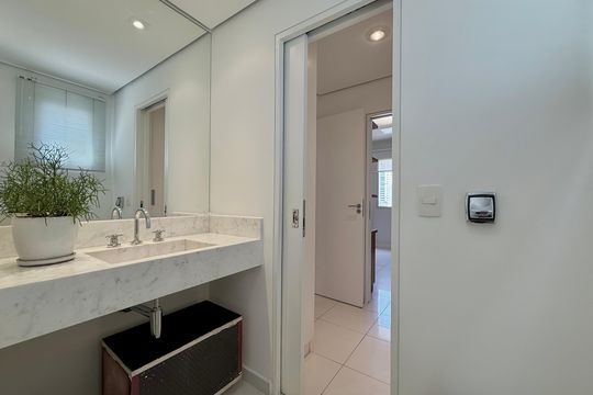Banheiro Suíte  de apartamento para alugar com 1 quarto, 47m² em Campo Belo, São Paulo