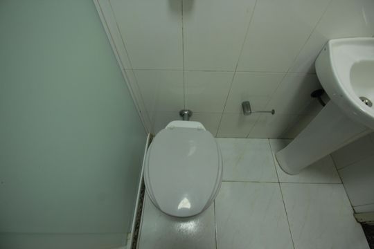 Banheiro de serviço de apartamento para alugar com 2 quartos, 112m² em Boqueirão, Santos