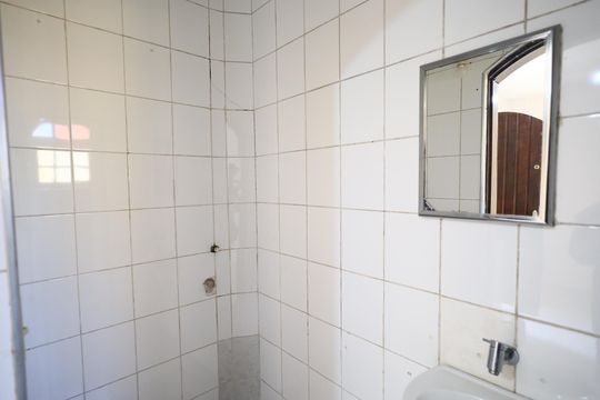 Banheiro 2 de casa para alugar com 3 quartos, 120m² em Quitaúna, Osasco