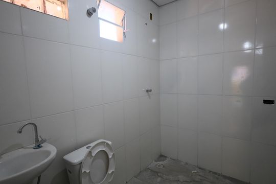 Banheiro de casa para alugar com 2 quartos, 50m² em Quitaúna, Osasco