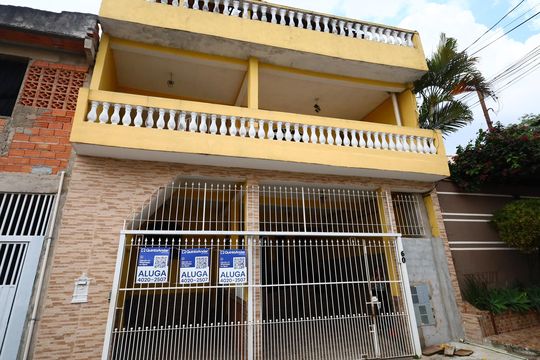 Fachada de casa para alugar com 2 quartos, 50m² em Quitaúna, Osasco