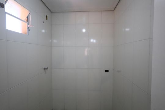 Banheiro de casa para alugar com 2 quartos, 50m² em Quitaúna, Osasco