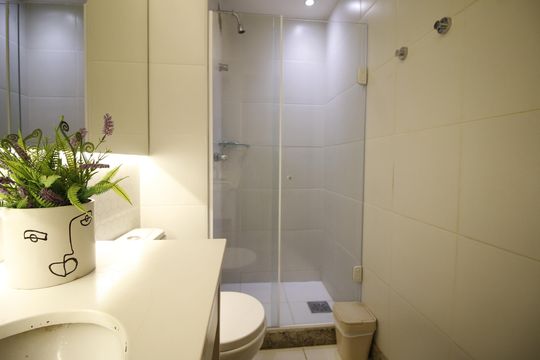 Banheiro da suíte de apartamento à venda com 4 quartos, 102m² em Barra Olímpica, Rio de Janeiro