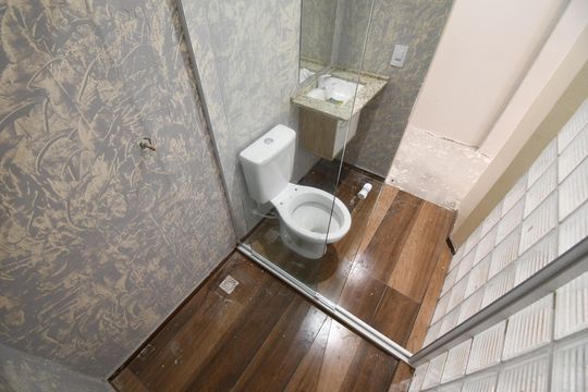 Banheiro de kitnet/studio para alugar com 1 quarto, 38m² em Bacacheri, Curitiba
