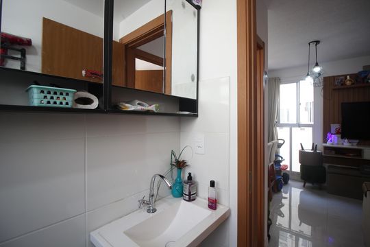 Banheiro de apartamento à venda com 2 quartos, 38m² em Rubem Berta, Porto Alegre