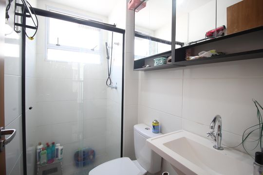 Banheiro de apartamento à venda com 2 quartos, 38m² em Rubem Berta, Porto Alegre