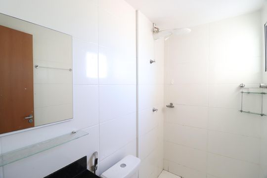 Banheiro do Quarto 2 de apartamento para alugar com 2 quartos, 56m² em Jardim Brasília, Uberlândia