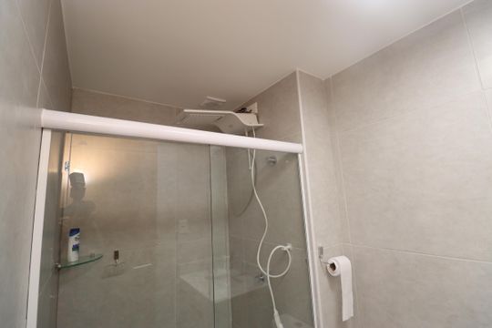 Banheiro de kitnet/studio para alugar com 1 quarto, 23m² em Narandiba, Salvador