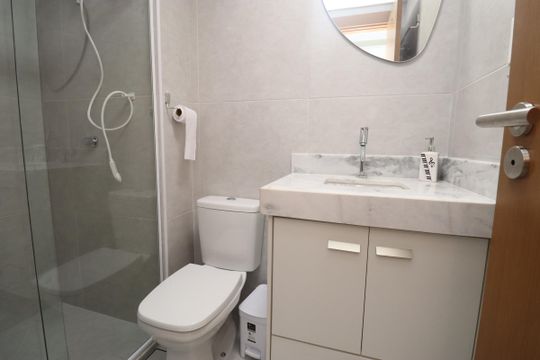 Banheiro de kitnet/studio para alugar com 1 quarto, 23m² em Narandiba, Salvador