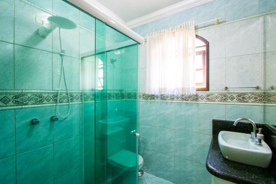 Banheiro social de casa à venda com 3 quartos, 237m² em Parque Marajoara, Santo André