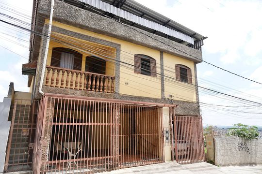 Fachada de casa à venda com 8 quartos, 200m² em Aparecida, Belo Horizonte