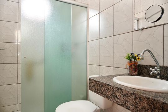 Banheiro de casa à venda com 8 quartos, 200m² em Aparecida, Belo Horizonte