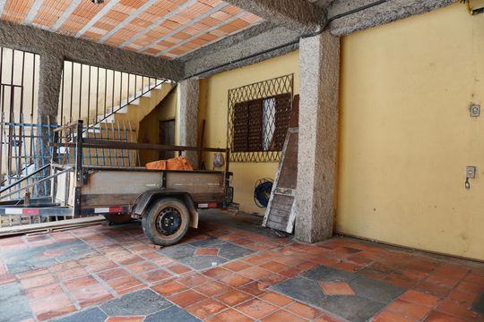 Garagem de casa à venda com 8 quartos, 200m² em Aparecida, Belo Horizonte