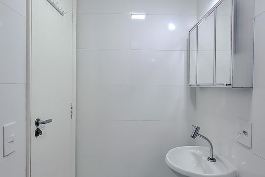 Banheiro social de kitnet/studio para alugar com 1 quarto, 36m² em Vila Mariana, São Paulo