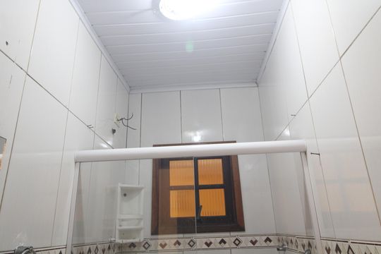 Banheiro da suíte de casa à venda com 2 quartos, 128m² em Jardim Alpino, São Paulo