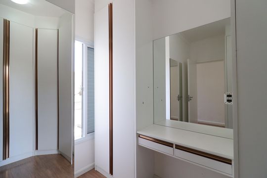 Closet da suíte 1 de casa para alugar com 2 quartos, 143m² em Jardim Prudência, São Paulo